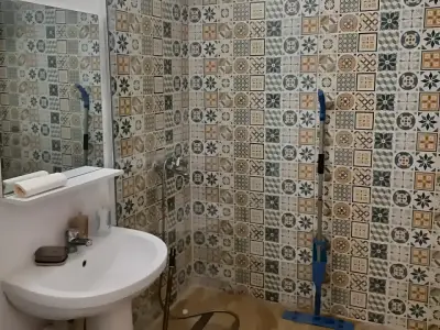 Baie moderna in apartament de inchiriere Sector 6 Bucuresti